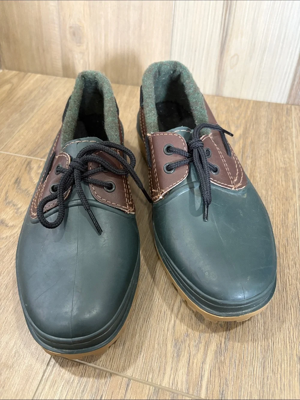 Vintage Orvis made in Canada Green and Brown Low Top Duck Lined Shoes M8 W10